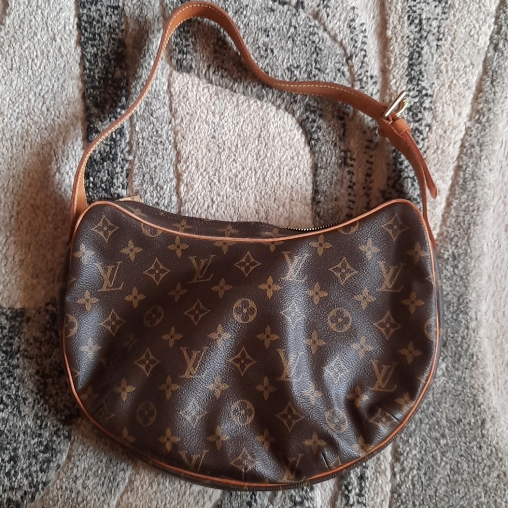 Louis Vuitton Croissant MM bag /Authentic